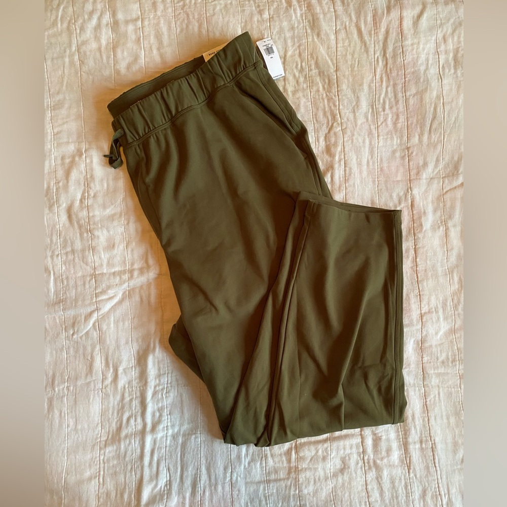 Green active wear pants